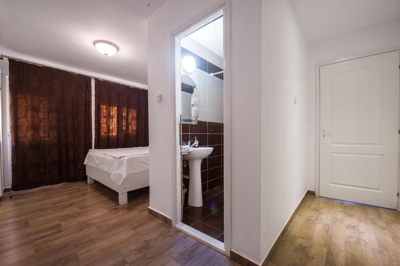מלון Douăzeci şi Trei August Casa 4 Odai מראה חיצוני תמונה