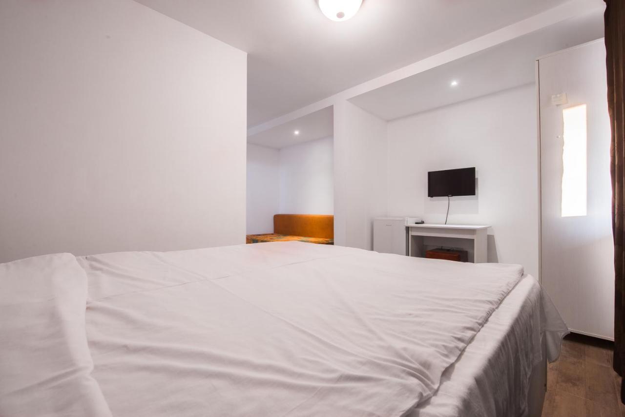 מלון Douăzeci şi Trei August Casa 4 Odai מראה חיצוני תמונה