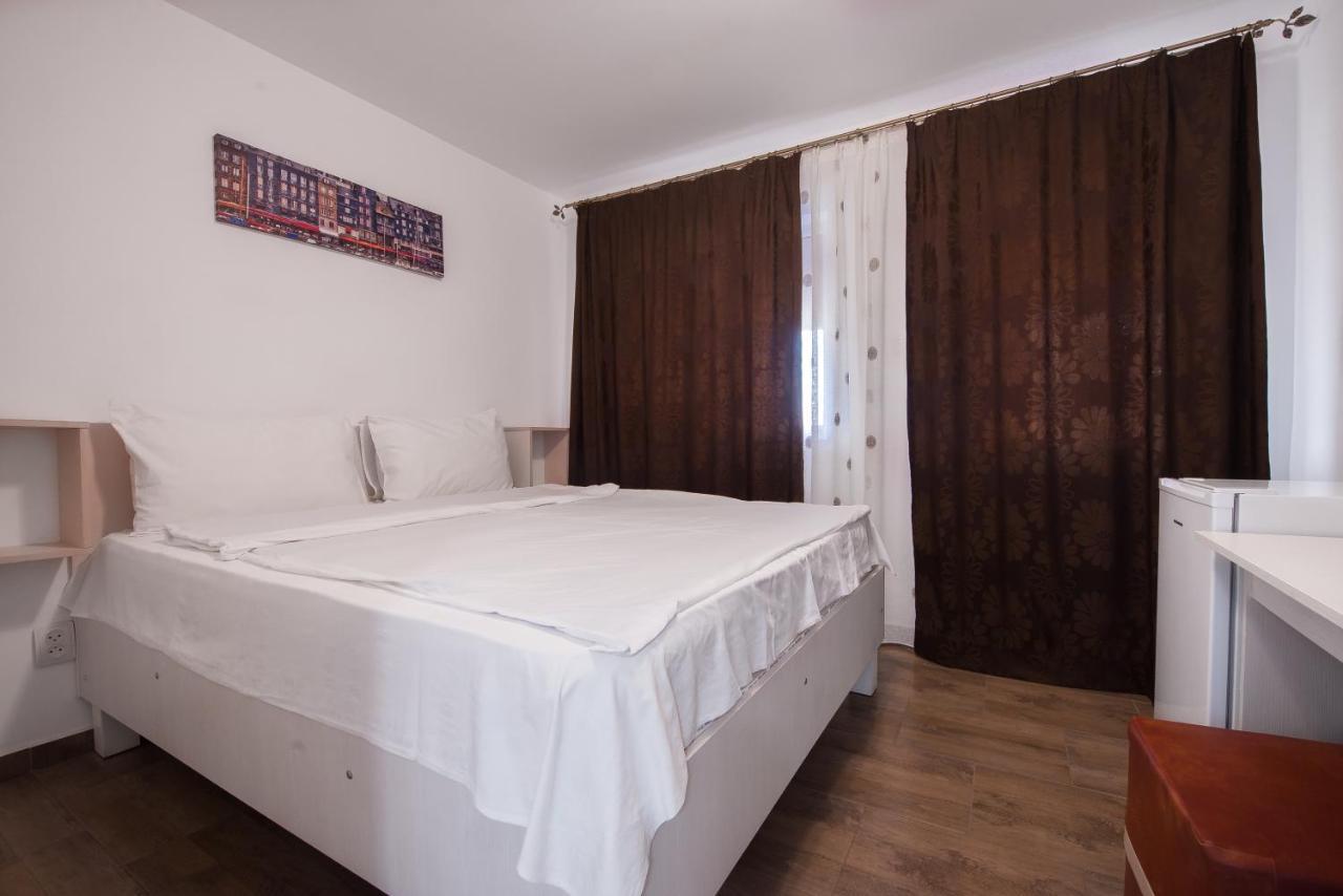 מלון Douăzeci şi Trei August Casa 4 Odai מראה חיצוני תמונה